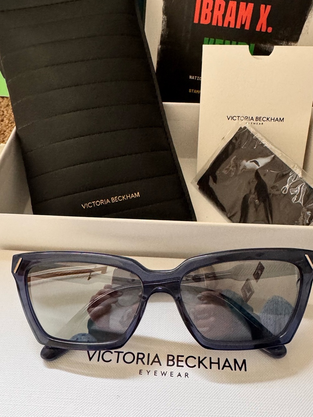 Victoria Beckham Blue Square Sunglasses
Light tent or RX Made in Italy